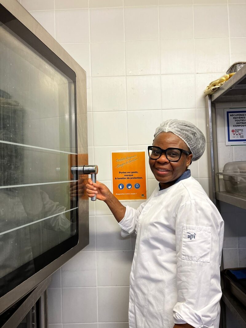 Tata Inès en cuisine professionnelle, traiteur béninois à Montpellier